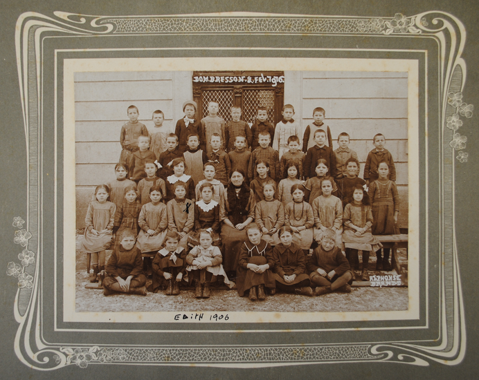 Photo d'une classe d'Ecole à Dombresson en 1916